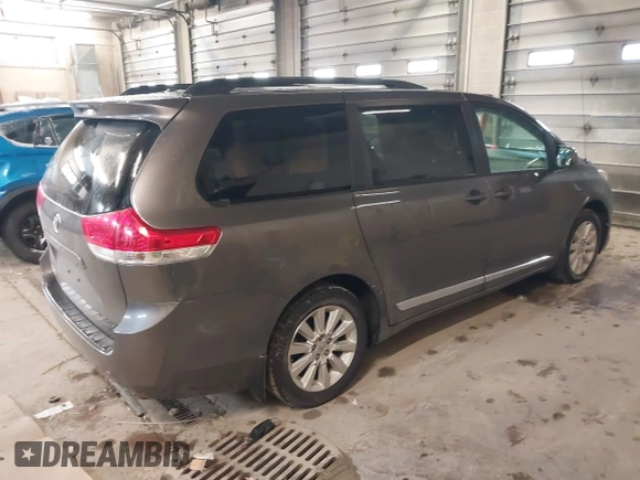 2014 Toyota Sienna LE with VIN 5TDJK3DC9ES071870, listed as a IAAI auction lot 41133491 with 82,134 mi miles. Bid and sale history available at carsss.com. Image 4.