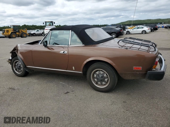 1980 FIAT 124 Spider z VIN 124CS20160764, wystawiony jako Copart lot #69708634 z przebiegiem 64 421 mil mil oraz Szkoda całkowita • Salvage title. Historia ofert i sprzedaży dostępna na DreamBid. Obrazek 2.