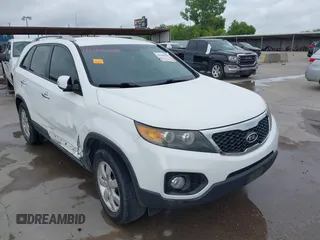 2013 Kia Sorento LX z VIN 5XYKT3A61DG414361, wystawiony jako IAAI lot #42595204 z przebiegiem 188 227 mil mil oraz . Historia ofert i sprzedaży dostępna na DreamBid. Obrazek 1.