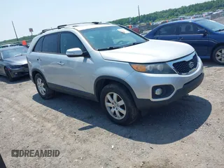 2012 Kia Sorento LX z VIN 5XYKT3A61CG299324, wystawiony jako IAAI lot #42422167 z przebiegiem 150 243 mil mil oraz . Historia ofert i sprzedaży dostępna na DreamBid. Obrazek 1.