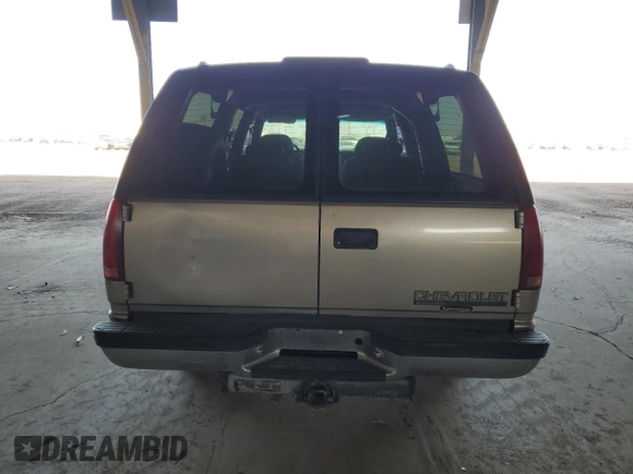 1999 Chevrolet Suburban z VIN 3GNFK16R3XG217135, wystawiony jako Copart lot #57158455 z przebiegiem 200 002 mil mil oraz Czysty tytuł • Clean title. Historia ofert i sprzedaży dostępna na DreamBid. Obrazek 6.