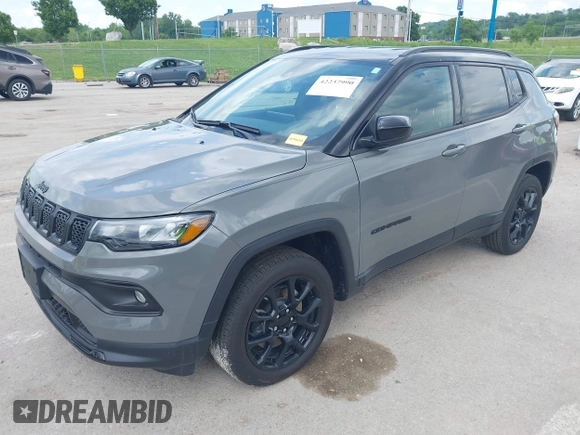 2024 Jeep Compass Latitude z VIN 3C4NJDBN4RT578170, wystawiony jako IAAI lot #42237990 z przebiegiem 17 265 mil mil oraz . Historia ofert i sprzedaży dostępna na DreamBid. Obrazek 2.
