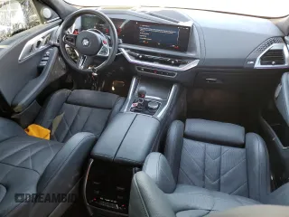 2023 BMW XM z VIN 5YM23CS07P9S31800, wystawiony jako Copart lot #75838874 z przebiegiem 13 661 mil mil oraz Szkody całkowita. Historia ofert i sprzedaży dostępna na DreamBid. Obrazek 8.