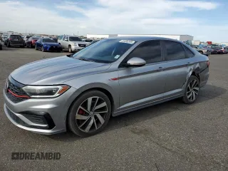 2019 Volkswagen Jetta GLI S z VIN 3VW6T7BU1KM244828, wystawiony jako Copart lot #56495205 z przebiegiem 112 512 mil mil oraz Szkody całkowita. Historia ofert i sprzedaży dostępna na DreamBid. Obrazek 1.