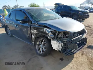 2015 Nissan Sentra S with VIN 3N1AB7AP4FY372638, listed as a IAAI auction lot 42004029 with 152,466 mi miles. Bid and sale history available at carsss.com. Image 1.