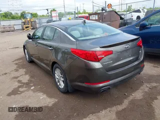 2013 Kia Optima LX z VIN 5XXGM4A7XDG253871, wystawiony jako IAAI lot #42357838 z przebiegiem 122 229 mil mil oraz . Historia ofert i sprzedaży dostępna na DreamBid. Obrazek 3.