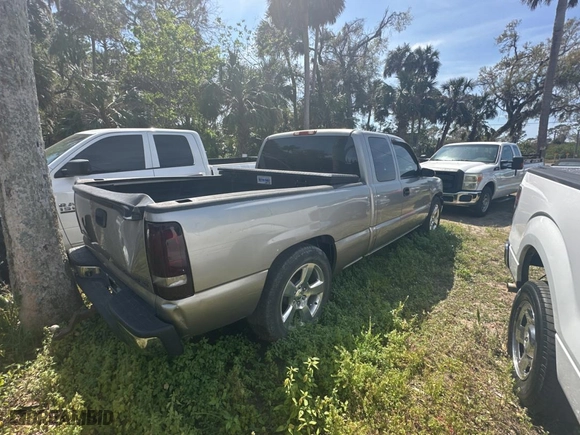 2001 Chevrolet Silverado 1500 LS with VIN 2GCEC19V711193447, listed as a Copart auction lot 49501445 with 221,700 mi miles and Salvage Title. Bid and sale history available at carsss.com. Image 4.