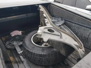 2024 Tesla Cybertruck z VIN 7G2CEHED6RA048460, wystawiony jako IAAI lot #42433721 z przebiegiem 8 019 mil mil oraz . Historia ofert i sprzedaży dostępna na DreamBid. Obrazek 12.