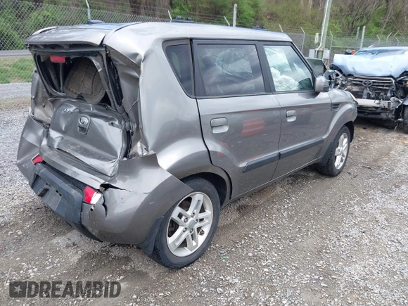 2010 Kia Soul + with VIN KNDJT2A29A7147675, listed as a IAAI auction lot 41962102 with 173,862 mi miles. Bid and sale history available at carsss.com. Image 4.