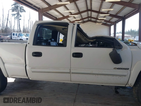 2005 Chevrolet Silverado 1500HD LT z VIN 1GCGK13U25F921945, wystawiony jako IAAI lot #41688949 z przebiegiem 250 734 mil mil oraz . Historia ofert i sprzedaży dostępna na DreamBid. Obrazek 12.