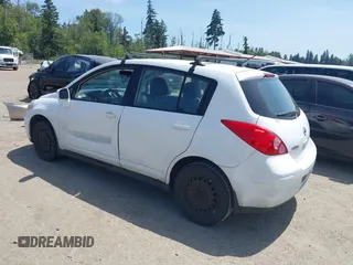2007 Nissan Versa SL z VIN 3N1BC13E37L398804, wystawiony jako IAAI lot #42490240 z przebiegiem 185 597 mil mil oraz . Historia ofert i sprzedaży dostępna na DreamBid. Obrazek 3.