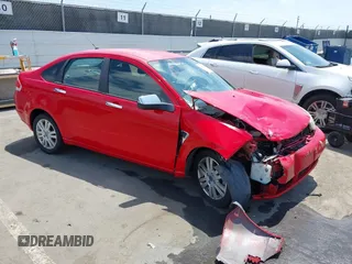 2008 Ford Focus SE z VIN 1FAHP35N98W216819, wystawiony jako IAAI lot #42174763 z przebiegiem 115 191 mil mil oraz . Historia ofert i sprzedaży dostępna na DreamBid. Obrazek 1.