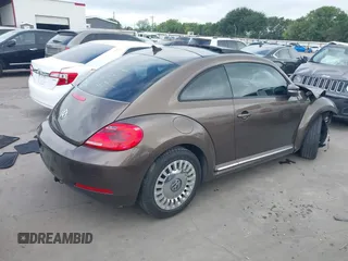 2013 Volkswagen Beetle 2.5L z VIN 3VWHX7AT0DM685648, wystawiony jako IAAI lot #42648849 z przebiegiem 118 187 mil mil oraz . Historia ofert i sprzedaży dostępna na DreamBid. Obrazek 4.