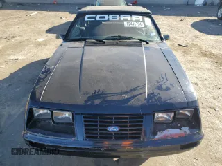 1984 Ford Mustang z VIN 1FABP27M8EF128103, wystawiony jako Copart lot #82441794 z przebiegiem 51 912 mil mil oraz Czysty tytuł • Clean title. Historia ofert i sprzedaży dostępna na DreamBid. Obrazek 5.