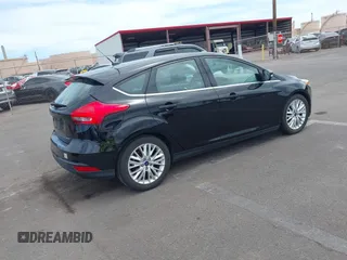 2017 Ford Focus Titanium z VIN 1FADP3N24HL326330, wystawiony jako IAAI lot #42594927 z przebiegiem 54 727 mil mil oraz . Historia ofert i sprzedaży dostępna na DreamBid. Obrazek 4.