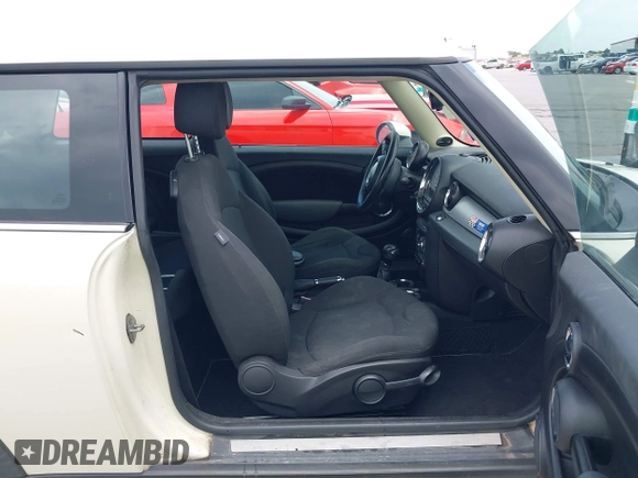 2012 MINI Hardtop z VIN WMWSU3C58CT542971, wystawiony jako IAAI lot #42421874 z przebiegiem 150 922 mil mil oraz . Historia ofert i sprzedaży dostępna na DreamBid. Obrazek 5.