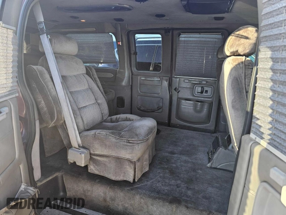 2004 Chevrolet Express Passenger z VIN 1GBFG15T141225336, wystawiony jako Copart lot #79581294 z przebiegiem Nie podano mil oraz Czysty tytuł • Clean title. Historia ofert i sprzedaży dostępna na DreamBid. Obrazek 6.