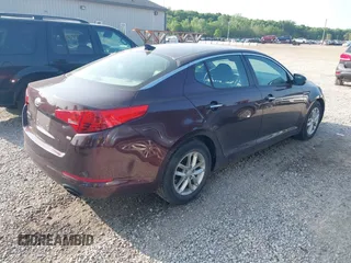 2013 Kia Optima LX z VIN 5XXGM4A72DG133899, wystawiony jako IAAI lot #42408160 z przebiegiem 180 185 mil mil oraz . Historia ofert i sprzedaży dostępna na DreamBid. Obrazek 4.