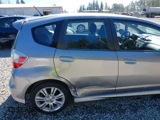 2009 Honda Fit Sport z VIN JHMGE88489S001452, wystawiony jako IAAI lot #42316783 z przebiegiem 129 856 mil mil oraz . Historia ofert i sprzedaży dostępna na DreamBid. Obrazek 6.