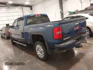 2015 GMC Sierra 2500HD Denali z VIN 1GT120E86FF655301, wystawiony jako IAAI lot #41965001 z przebiegiem 74 136 mil mil oraz . Historia ofert i sprzedaży dostępna na DreamBid. Obrazek 3.