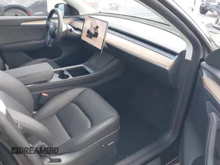 2024 Tesla Model Y Long Range z VIN 7SAYGDEE9RA293261, wystawiony jako IAAI lot #42118735 z przebiegiem 11 454 mil mil oraz . Historia ofert i sprzedaży dostępna na DreamBid. Obrazek 5.