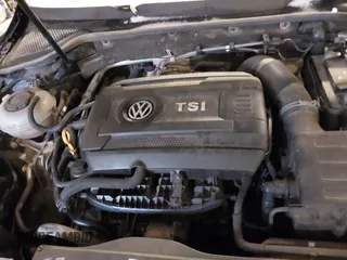 2019 Volkswagen Golf S z VIN 3VWH17AU7KM513463, wystawiony jako IAAI lot #41197885 z przebiegiem 71 382 mil mil oraz . Historia ofert i sprzedaży dostępna na DreamBid. Obrazek 10.