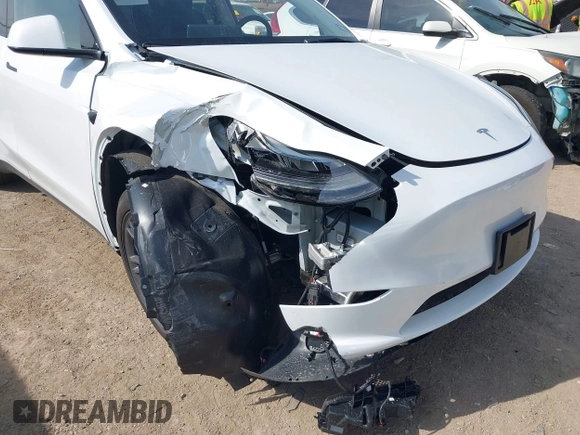2025 Tesla Model Y Long Range z VIN 7SAYGDED7SA373784, wystawiony jako IAAI lot #41881719 z przebiegiem 1 192 mil mil oraz . Historia ofert i sprzedaży dostępna na DreamBid. Obrazek 6.