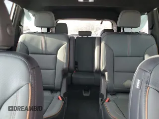 2024 GMC Acadia AWD AT4 z VIN 1GKENPKS1RJ200931, wystawiony jako Copart lot #53707665 z przebiegiem 5874 mil mil oraz Tytuł czysty. Historia ofert i sprzedaży dostępna na DreamBid. Obrazek 10.
