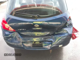 2009 Nissan Versa S z VIN 3N1BC13E19L353170, wystawiony jako IAAI lot #41493381 z przebiegiem 135 765 mil mil oraz . Historia ofert i sprzedaży dostępna na DreamBid. Obrazek 6.
