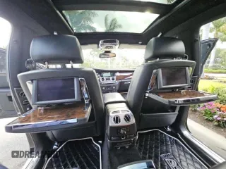 2012 Rolls-Royce Ghost z VIN SCA664L5XCUX65XXX, wystawiony jako Copart lot #59266345 z przebiegiem 70 898 mil mil oraz Tytuł czysty. Historia ofert i sprzedaży dostępna na DreamBid. Obrazek 9.