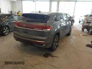 2024 Volkswagen Atlas SE z VIN 1V2LE2CA2RC223746, wystawiony jako IAAI lot #41609344 z przebiegiem 14 633 mil mil oraz . Historia ofert i sprzedaży dostępna na DreamBid. Obrazek 4.