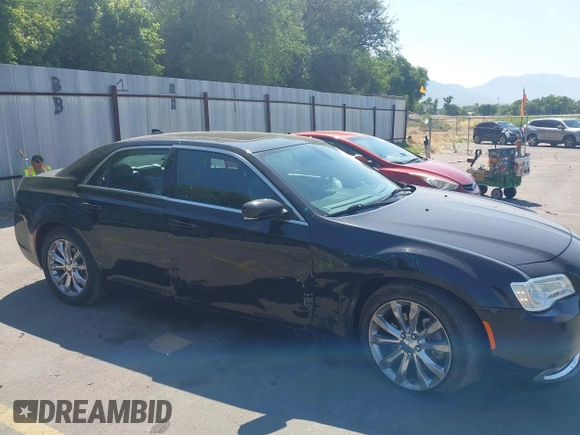 2016 Chrysler 300 Limited z VIN 2C3CCARG7GH314121, wystawiony jako IAAI lot #39842419 z przebiegiem 40 046 mil mil oraz . Historia ofert i sprzedaży dostępna na DreamBid. Obrazek 13.