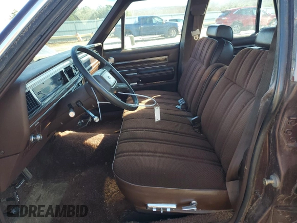 1983 Ford Crown Victoria z VIN 1FABP43F8DZ146309, wystawiony jako Copart lot #43996455 z przebiegiem 99 596 mil mil oraz Szkoda całkowita • Salvage title. Historia ofert i sprzedaży dostępna na DreamBid. Obrazek 7.