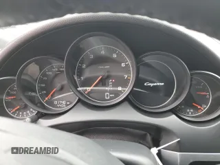 2012 Porsche Cayenne z VIN WP1AA2A21CLA11779, wystawiony jako Copart lot #60248175 z przebiegiem 131 748 mil mil oraz Szkoda całkowita • Salvage title. Historia ofert i sprzedaży dostępna na DreamBid. Obrazek 9.