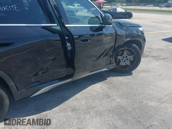 2025 BMW X1 xDrive28i z VIN WBX73EF05S5101750, wystawiony jako IAAI lot #42318885 z przebiegiem 13 923 mil mil oraz . Historia ofert i sprzedaży dostępna na DreamBid. Obrazek 18.