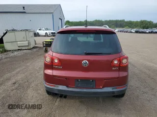 2010 Volkswagen Tiguan S z VIN WVGAV7AX4AW003844, wystawiony jako Copart lot #57877965 z przebiegiem 120 783 mil mil oraz Tytuł czysty. Historia ofert i sprzedaży dostępna na DreamBid. Obrazek 6.
