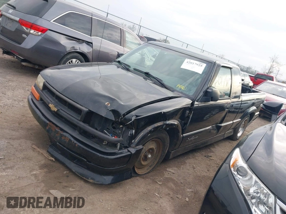 2002 Chevrolet S-10 LS with VIN 1GCCS19W028104982, listed as a IAAI auction lot 42017925 with 114,564 mi miles. Bid and sale history available at carsss.com. Image 2.