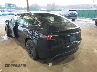 2025 Tesla Model 3 Long Range z VIN 5YJ3E1EA2SF909755, wystawiony jako IAAI lot #41667912 z przebiegiem 1 927 mil mil oraz . Historia ofert i sprzedaży dostępna na DreamBid. Obrazek 3.