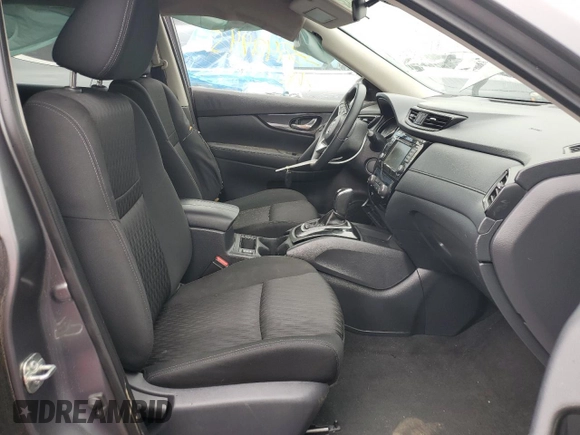 2020 Nissan Rogue SV z VIN KNMAT2MT7LP522633, wystawiony jako Copart lot #53242945 z przebiegiem 126 468 mil mil oraz Szkoda całkowita • Salvage title. Historia ofert i sprzedaży dostępna na DreamBid. Obrazek 7.