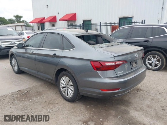 2020 Volkswagen Jetta S z VIN 3VWCB7BU7LM030563, wystawiony jako IAAI lot #42136203 z przebiegiem 52 649 mil mil oraz . Historia ofert i sprzedaży dostępna na DreamBid. Obrazek 3.