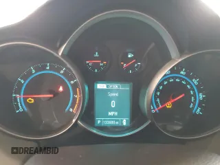2015 Chevrolet Cruze LS z VIN 1G1PA5SG2F7119146, wystawiony jako Copart lot #55622605 z przebiegiem 133 688 mil mil oraz Szkoda całkowita • Salvage title. Historia ofert i sprzedaży dostępna na DreamBid. Obrazek 9.