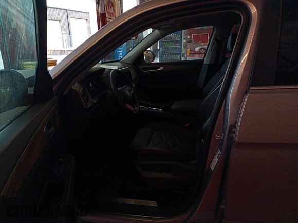 2024 Volkswagen Atlas SE with VIN 1V2HR2CAXRC567612, listed as a IAAI auction lot 42678513 with 19,523 mi miles and . Bid and sale history available at DreamBid. Image 29.