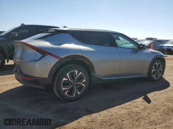 2024 Kia EV6 Wind z VIN KNDC3DLC8R5203168, wystawiony jako Copart lot #53138585 z przebiegiem 9 398 mil mil oraz Szkoda całkowita • Salvage title. Historia ofert i sprzedaży dostępna na DreamBid. Obrazek 3.