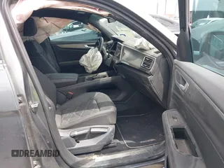 2024 Volkswagen Atlas SE z VIN 1V2JE2CA1RC252078, wystawiony jako IAAI lot #42061482 z przebiegiem 10 396 mil mil oraz . Historia ofert i sprzedaży dostępna na DreamBid. Obrazek 5.