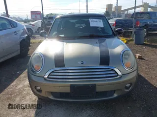 2010 MINI Hardtop z VIN WMWMF3C56ATZ65113, wystawiony jako IAAI lot #40968121 z przebiegiem 124 066 mil mil oraz . Historia ofert i sprzedaży dostępna na DreamBid. Obrazek 12.