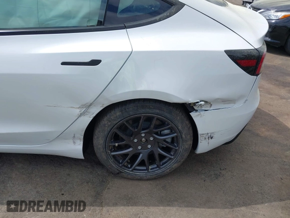 2025 Tesla Model 3 Long Range z VIN 5YJ3E1EAXSF929042, wystawiony jako IAAI lot #41929594 z przebiegiem 116 mil mil oraz . Historia ofert i sprzedaży dostępna na DreamBid. Obrazek 20.