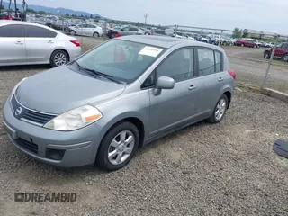 2007 Nissan Versa SL z VIN 3N1BC13E97L383420, wystawiony jako IAAI lot #42254796 z przebiegiem 141 987 mil mil oraz . Historia ofert i sprzedaży dostępna na DreamBid. Obrazek 2.