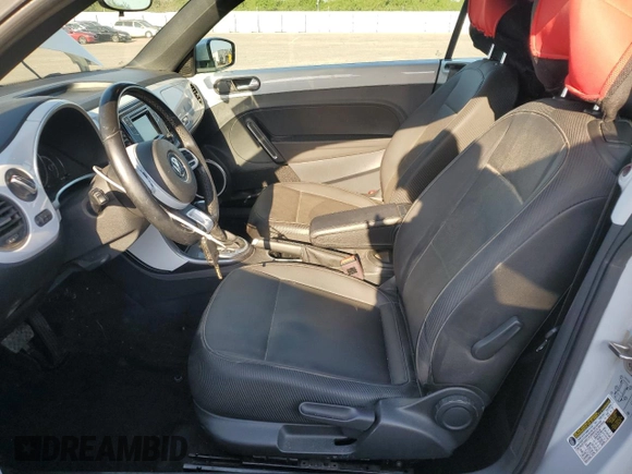 2018 Volkswagen Beetle S z VIN 3VW5DAAT8JM517356, wystawiony jako Copart lot #52709705 z przebiegiem 36 437 mil mil oraz Szkoda całkowita • Salvage title. Historia ofert i sprzedaży dostępna na DreamBid. Obrazek 7.