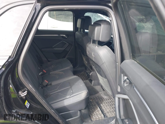2024 Audi Q3 S line Premium Plus z VIN WA1EECF37R1154359, wystawiony jako IAAI lot #41617551 z przebiegiem 8377 mil mil oraz . Historia ofert i sprzedaży dostępna na DreamBid. Obrazek 8.