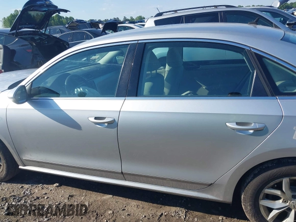 2017 Volkswagen Passat S z VIN 1VWAT7A30HC009964, wystawiony jako IAAI lot #42181146 z przebiegiem 118 855 mil mil oraz . Historia ofert i sprzedaży dostępna na DreamBid. Obrazek 15.